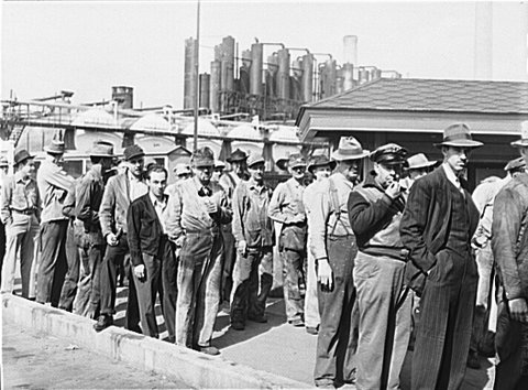 Changement d'équipe à la raffinerie Mid-continent (photo John Vachon/Library of Congress)